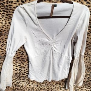 Flowing sleeved shirt